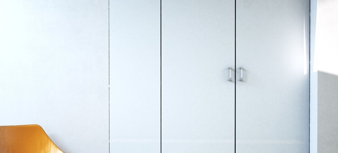 Cómo reemplazar un riel de puerta de armario corredizo roto