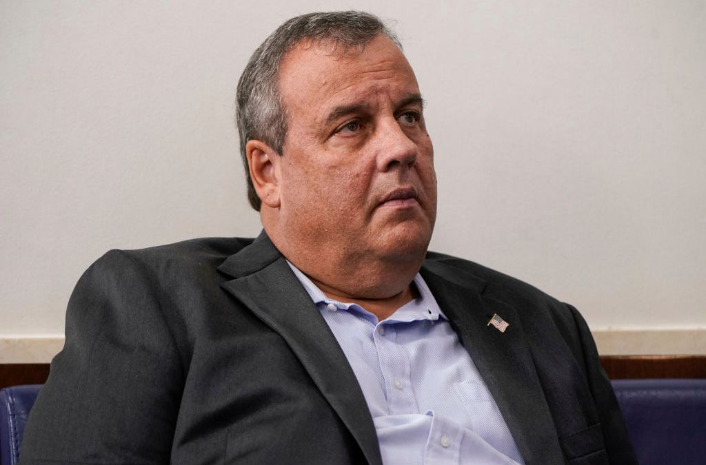 Dan de alta a exgobernador Chris Christie tras una semana hospitalizado por COVID-19