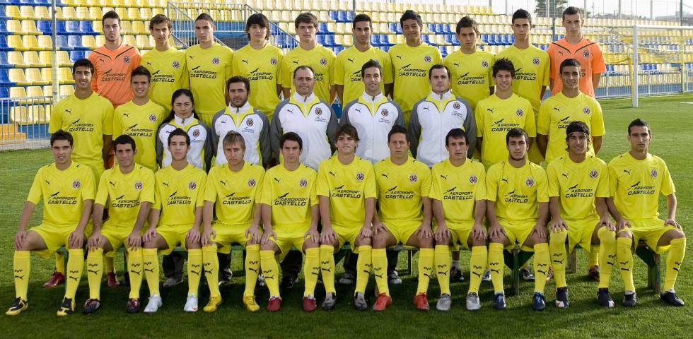 Yuriko Saeki, tercera desde la izquierda en la fila del medio, con el Juvenil A del Villarreal CF.