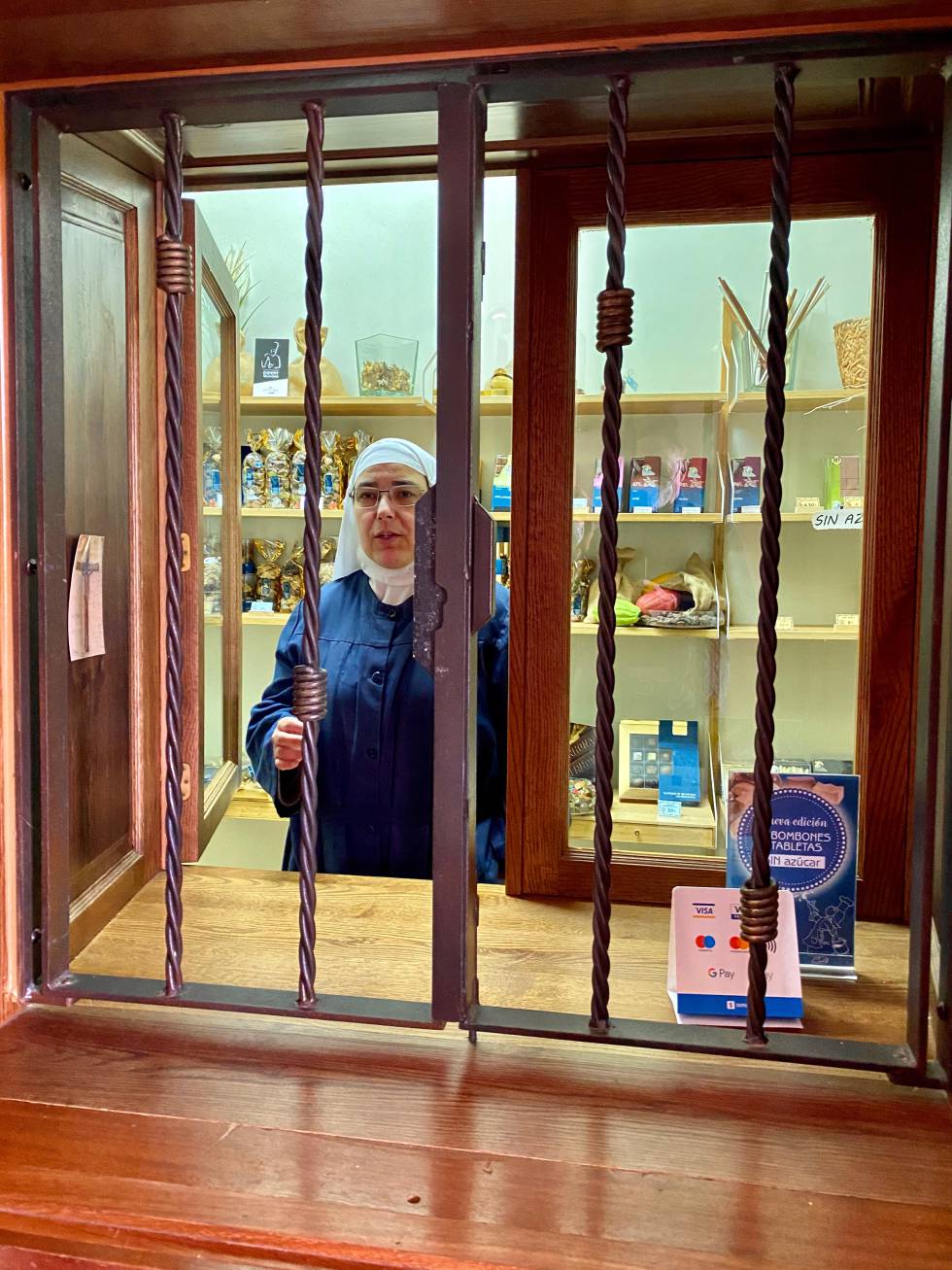 Tienda en la puerta del Monasterio. J.C. CAPEL