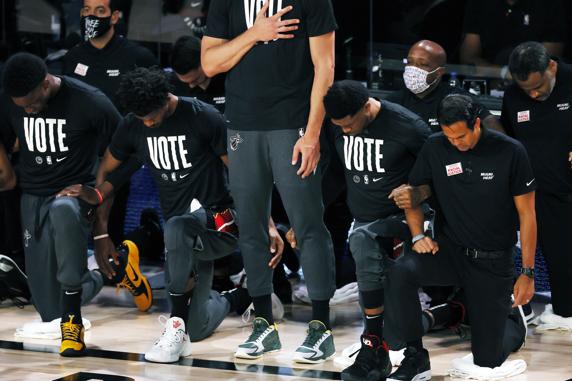 Momento de reivindicación de los jugadores durante la interepretación de himnos