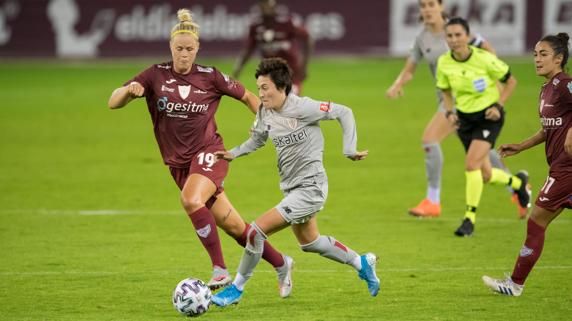 Erika estrelló un remate en el larguero.