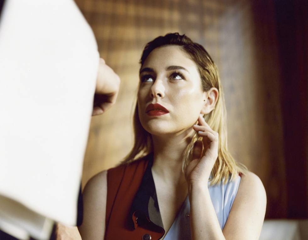 Blanca posa con vestido Versace y sujetador Eres.