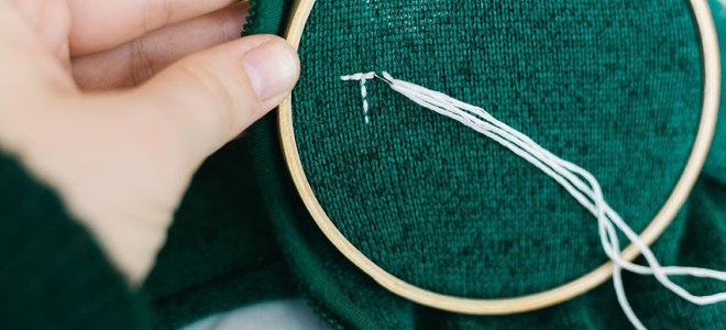 proyecto de bordado, aguja con hilo largo