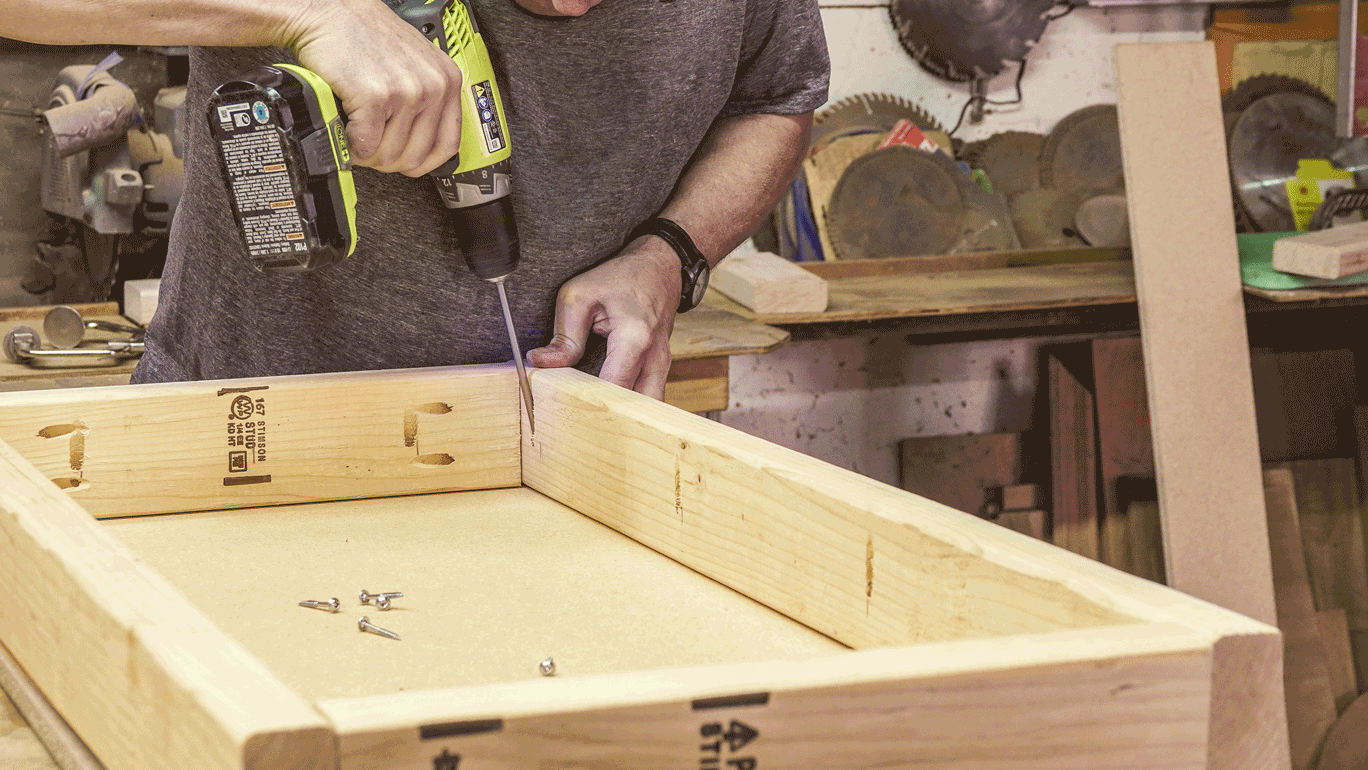 Asegurar el tablero de cornhole al marco