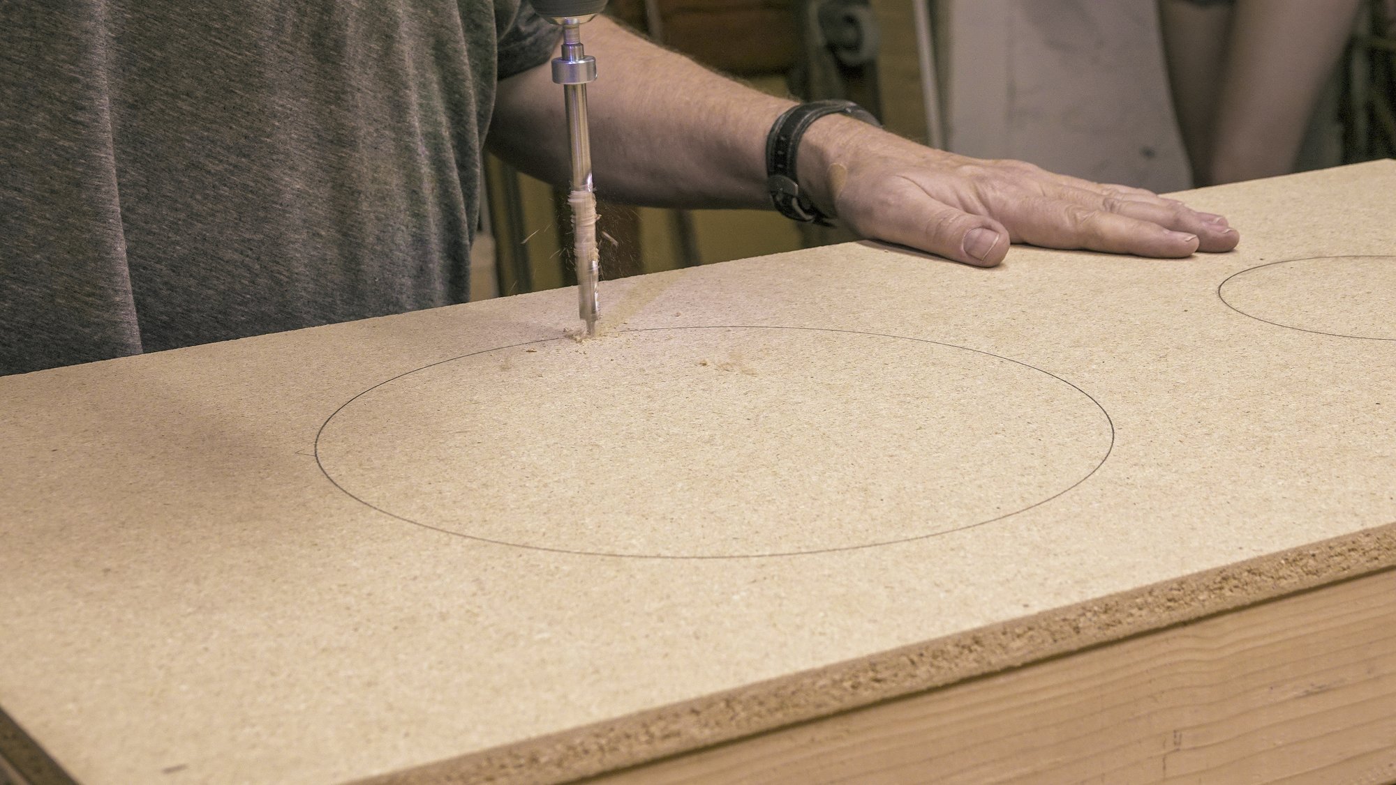 Taladrar en tablero de partículas para crear un agujero