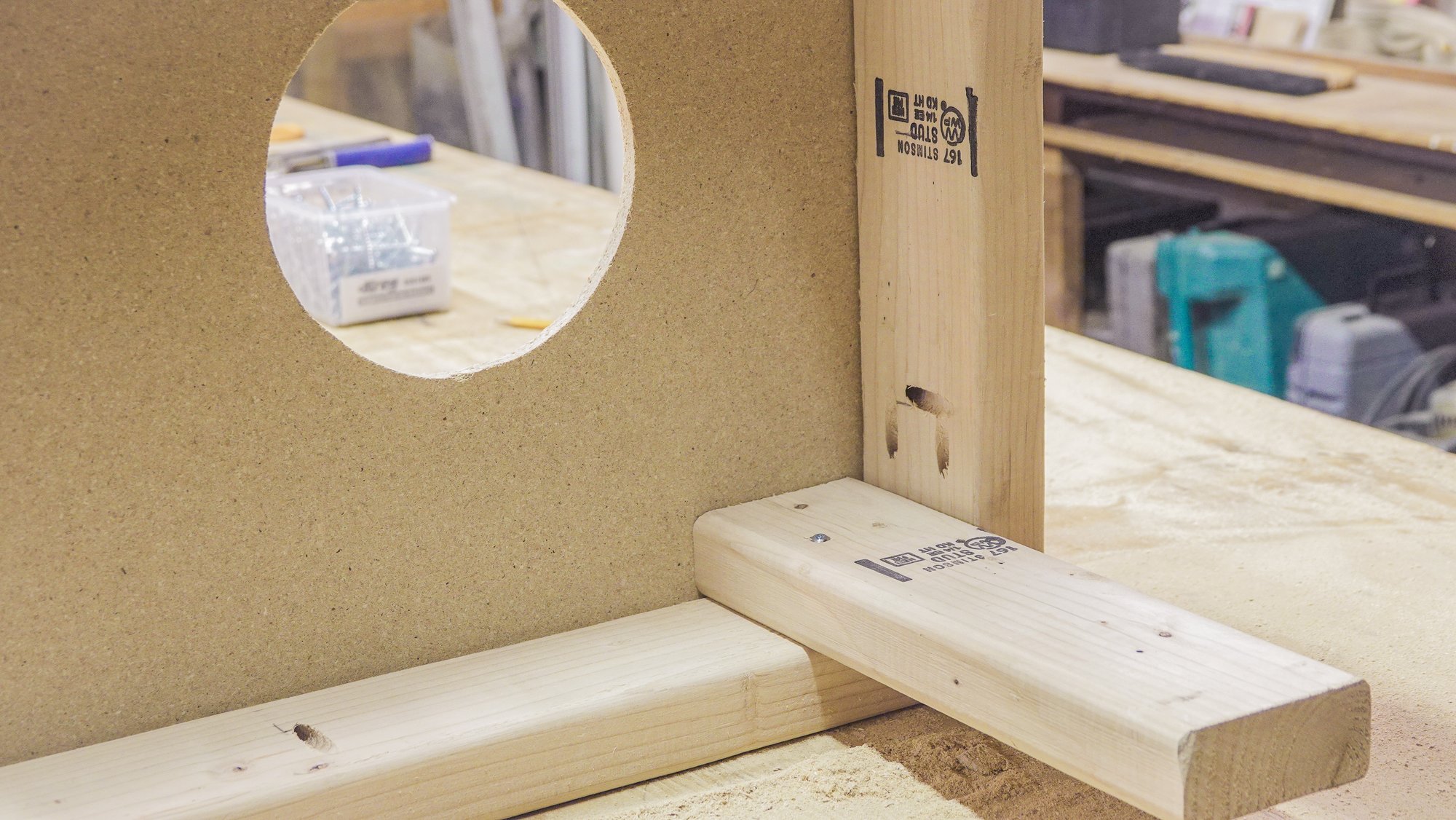 Piernas permanentes en una tabla Cornhole