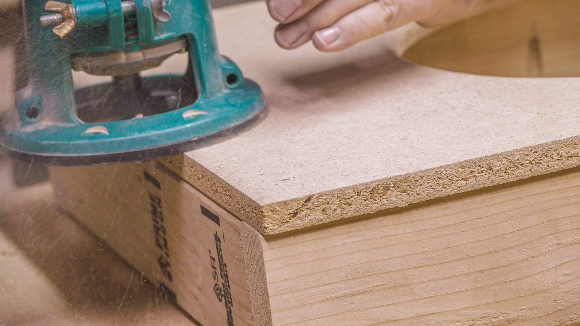 Enrutador en el borde de la placa Cornhole