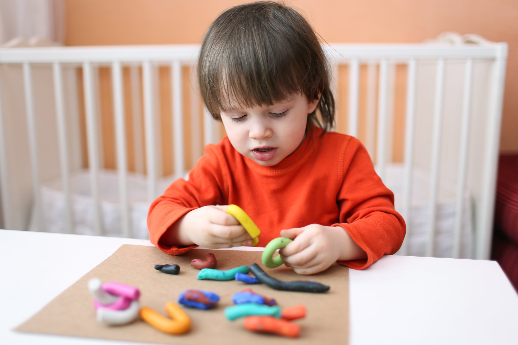 Un niño juega con plastilina.