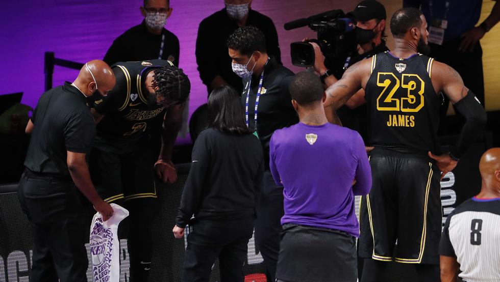 Davis y LeBron, en el momento de la lesión del primero en el partido.