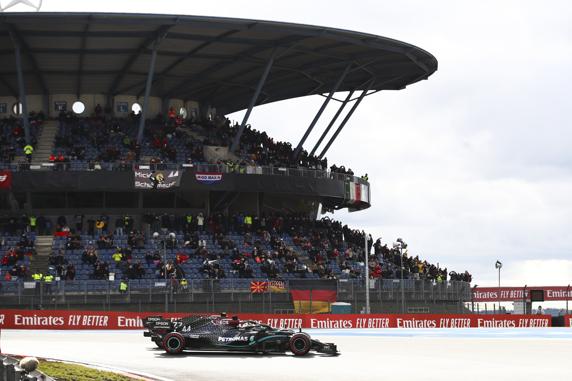 Los dos Mercedes, en la salida del GP de Eifel de F1 2020