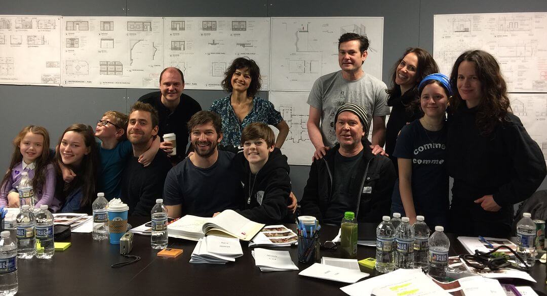 la inquietante casa de la colina detrás de la escena