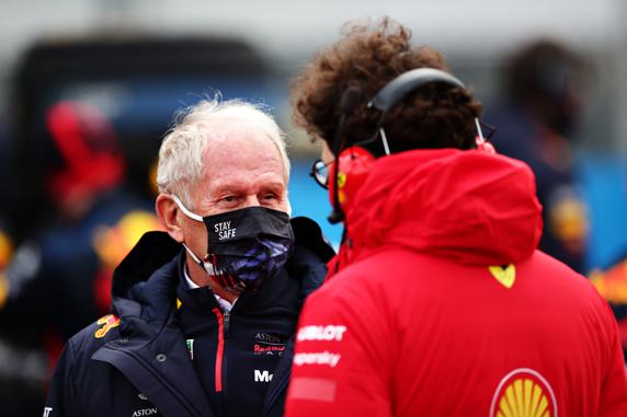 Helmut Marko, hablando en el GP de Eifel con Mattia Binotto