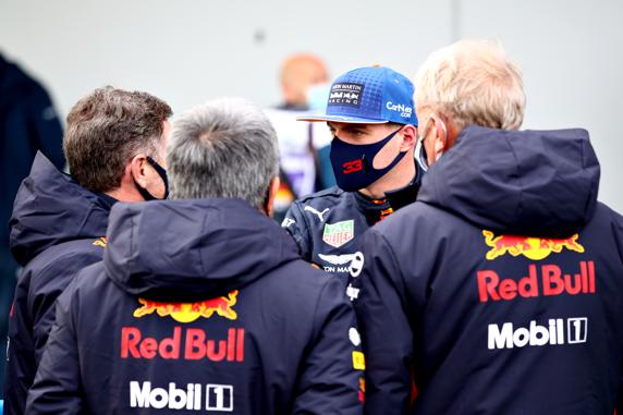 Helmut Marko (d), junto a Verstappen y los ingenieros de Red Bull