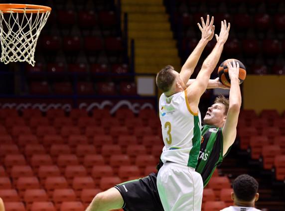 Tiro de Birgander en el partido ante el Betis, en Sevilla