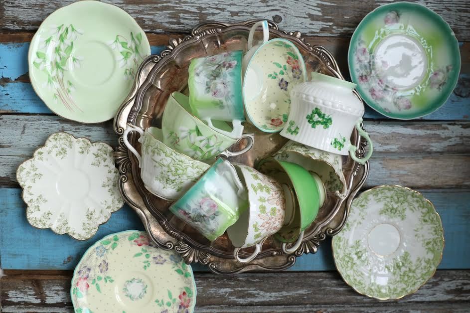 Una colección de vajilla vintage verde. 