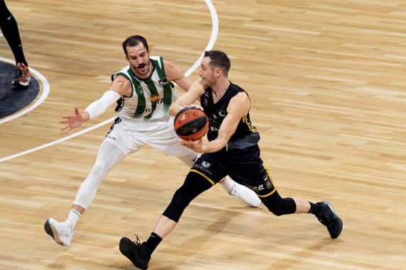 Ribas defendiendo a Huertas.
