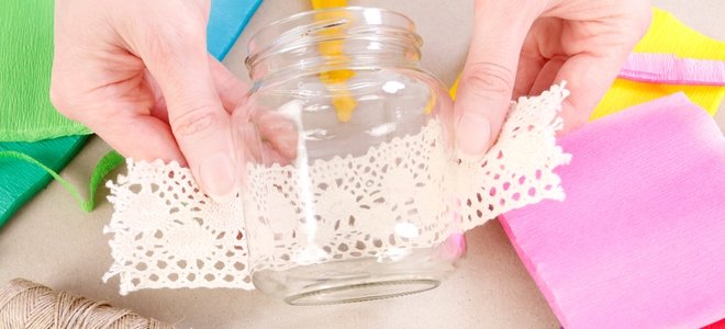 Manos sujetando la decoración al tarro de cristal