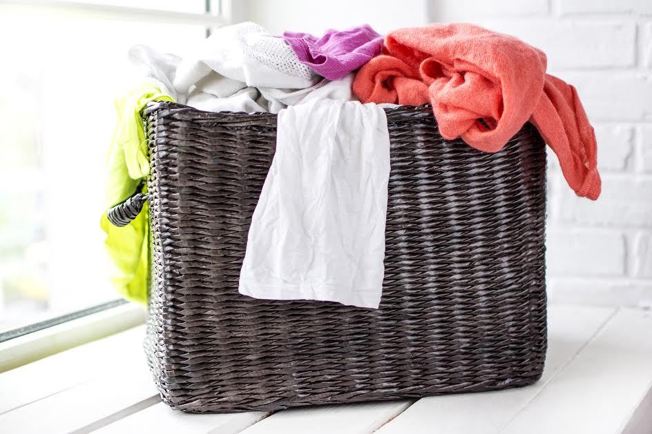 Una canasta con ropa dentro.