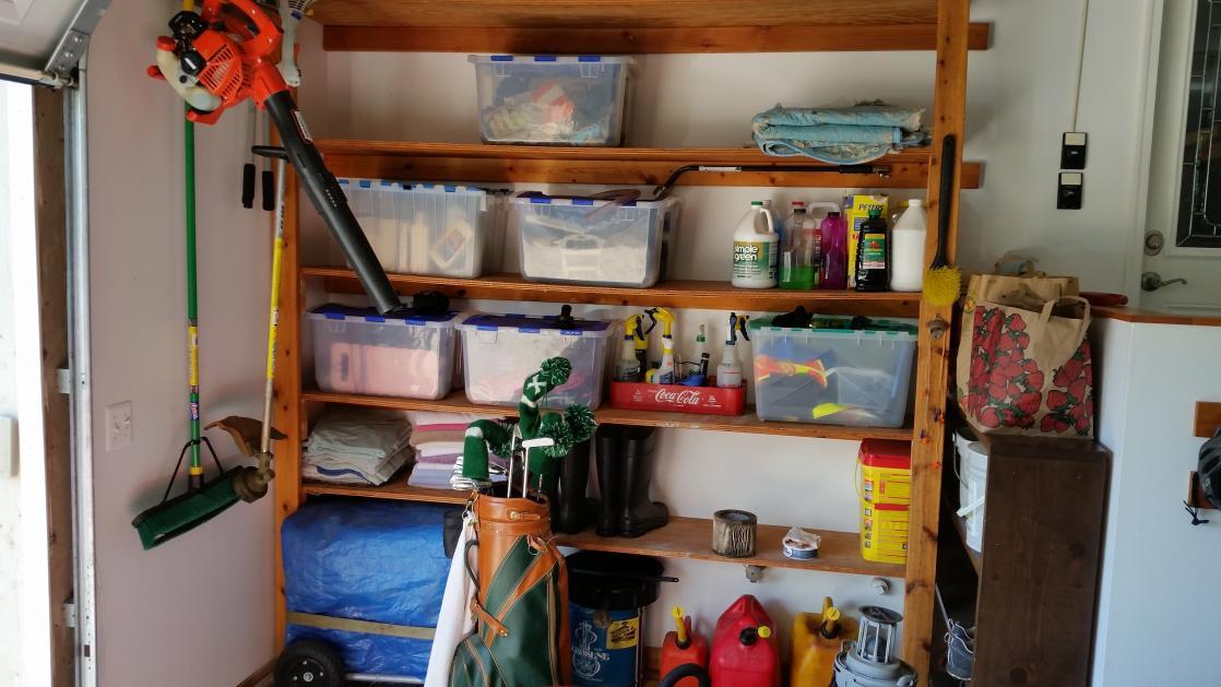 Un garaje con elementos organizados por grupo en estanterías.