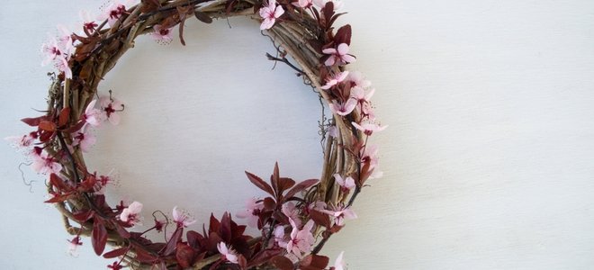 corona con flores rosas