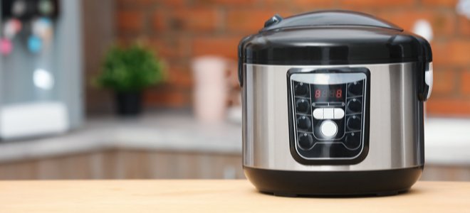 Olla de cocción lenta crockpot en una encimera de cocina