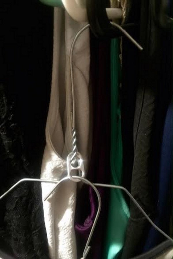 Un par de perchas de ropa.