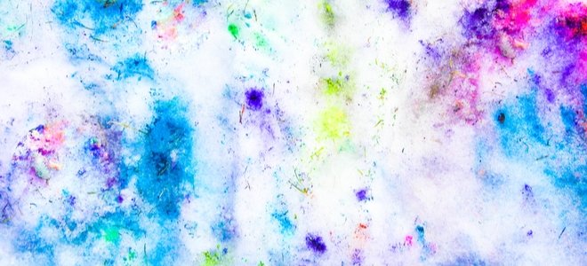 nieve moteada con manchas de pintura de colores