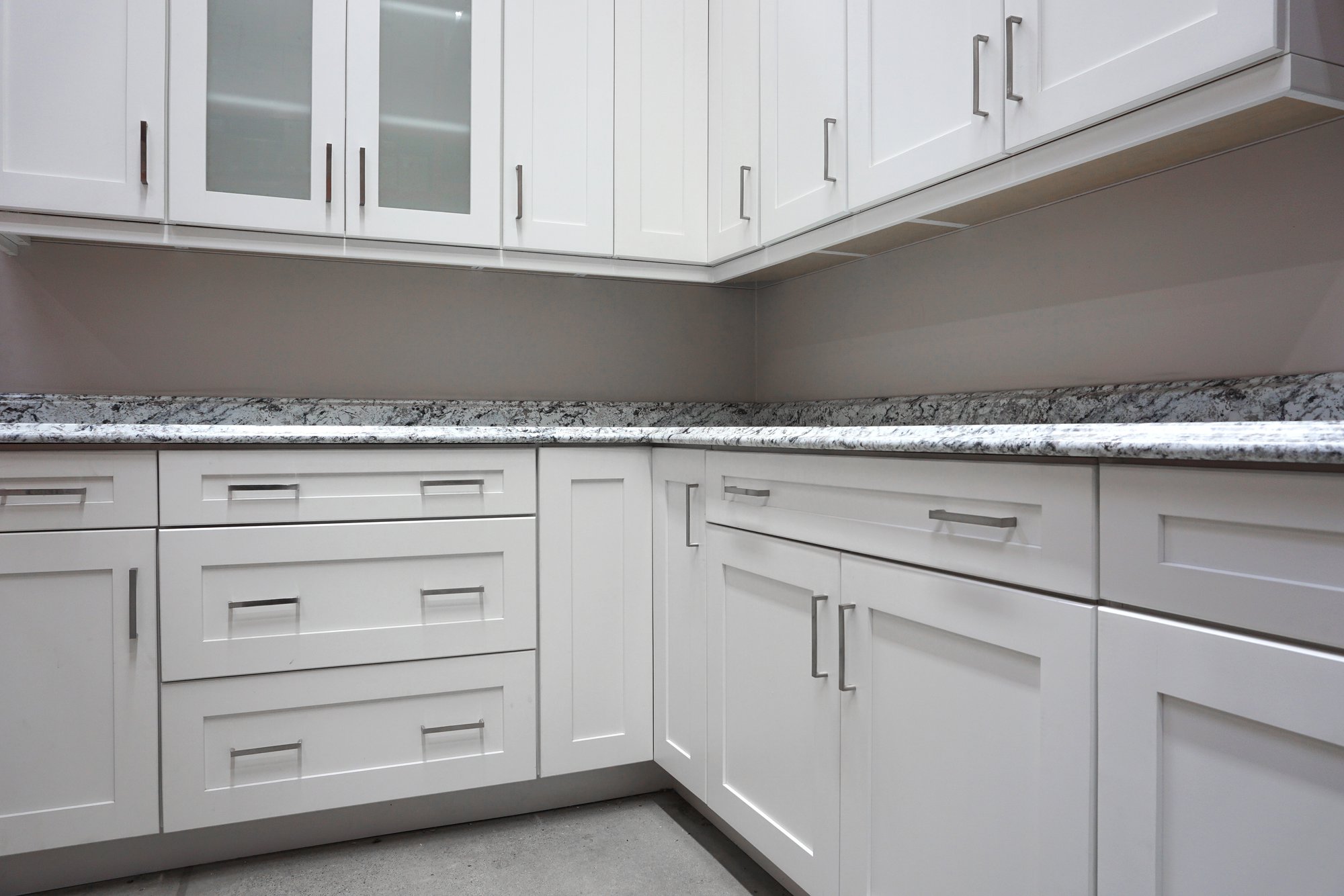 Una cocina con nuevos herrajes para gabinetes.