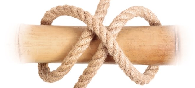 nudo de enganche de clavo alrededor de un poste