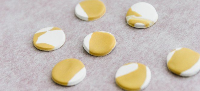 pendientes de botón de arcilla con jaspeado marrón y blanco