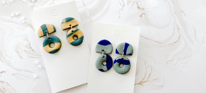 pendientes de arcilla sobre cartulinas de papel