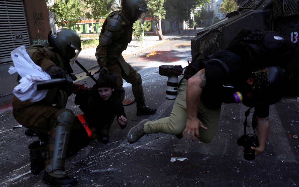 Miles de personas celebran el primer aniversario del inicio de las protestas sociales en Chile