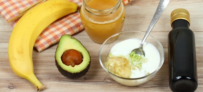 ingredientes faciales caseros que incluyen plátano, miel y aguacate
