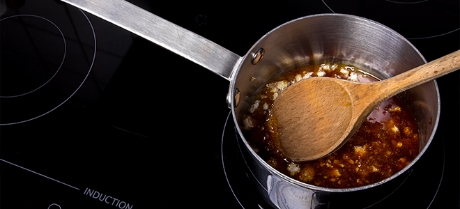 Azúcar derretido en una olla sobre una estufa