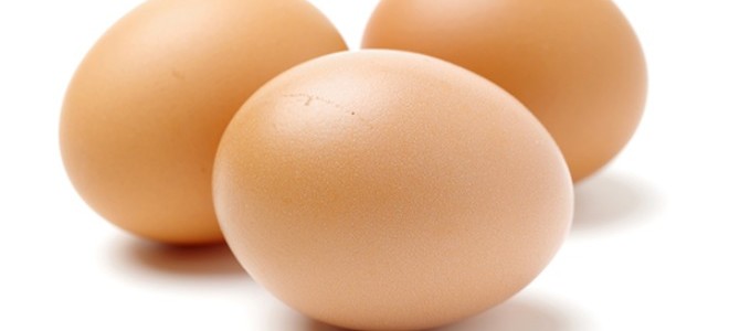 Decoraciones de Pascua fáciles de hacer con cáscaras de huevo y papel de seda