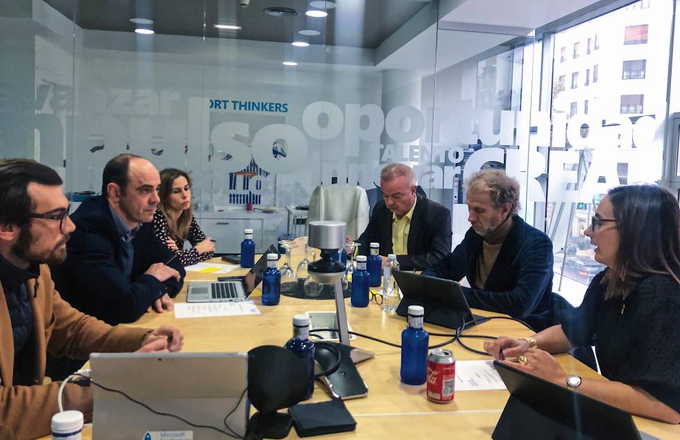 Iris Córdoba, derecha, en una reunión con miembros del GSIC en la sede del centro, en Madrid.