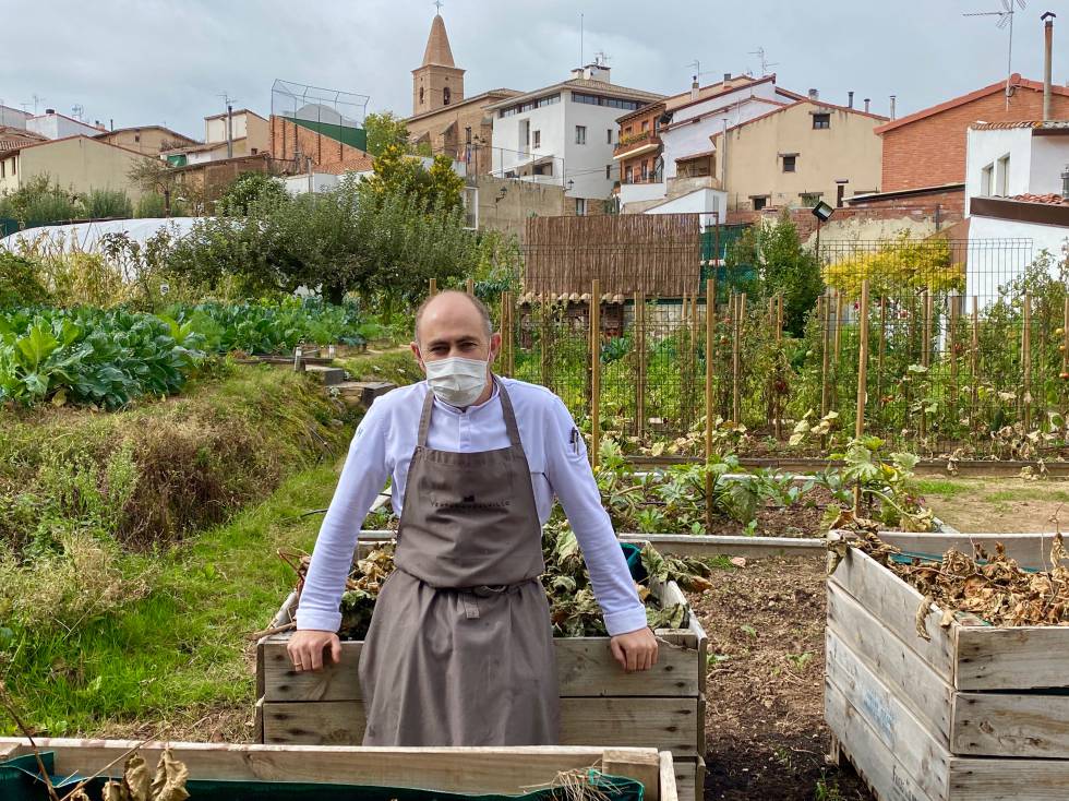 Ignacio Echapresto junto a los depósitos de abonos orgánicos. J.C. CAPEL