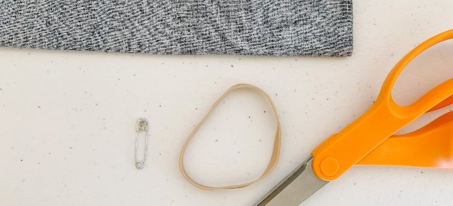 scrunchie casero con clip de goma elástica y tijeras