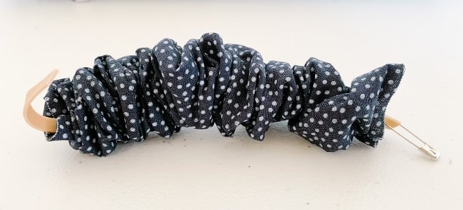 scrunchie hecho en casa de lunares con goma y imperdible
