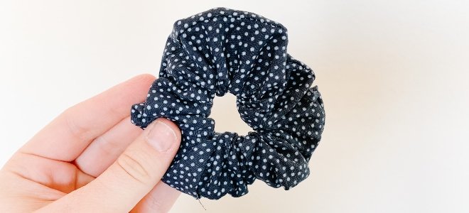 dedos sosteniendo scrunchie casero