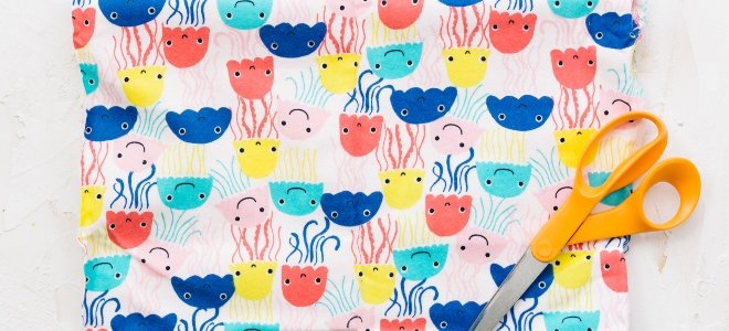 tela de almohadillas térmicas de colores con tijeras