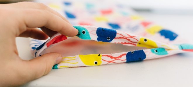 mano abriendo un paquete de calefacción de tela casera