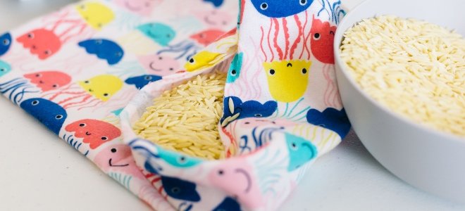 Almohadilla térmica de tela casera llenándose de arroz