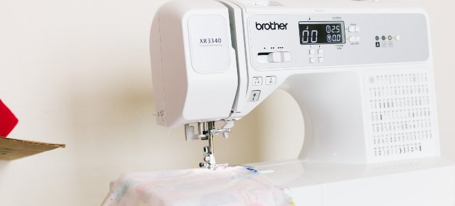 hermano máquina de coser con tela