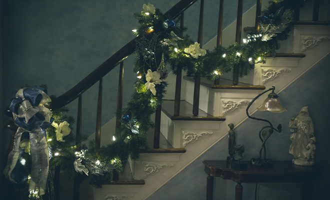 Luces de Navidad y guirnaldas en una barandilla de escalera