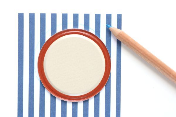 Trazar una tapa de enlatado sobre papel rayado.