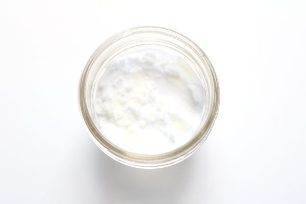 Un frasco de conserva de bicarbonato de sodio.