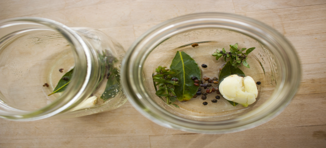 Especias en un frasco de conservas.