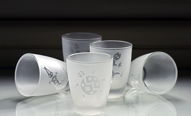 Vasos de vidrio con diseños grabados